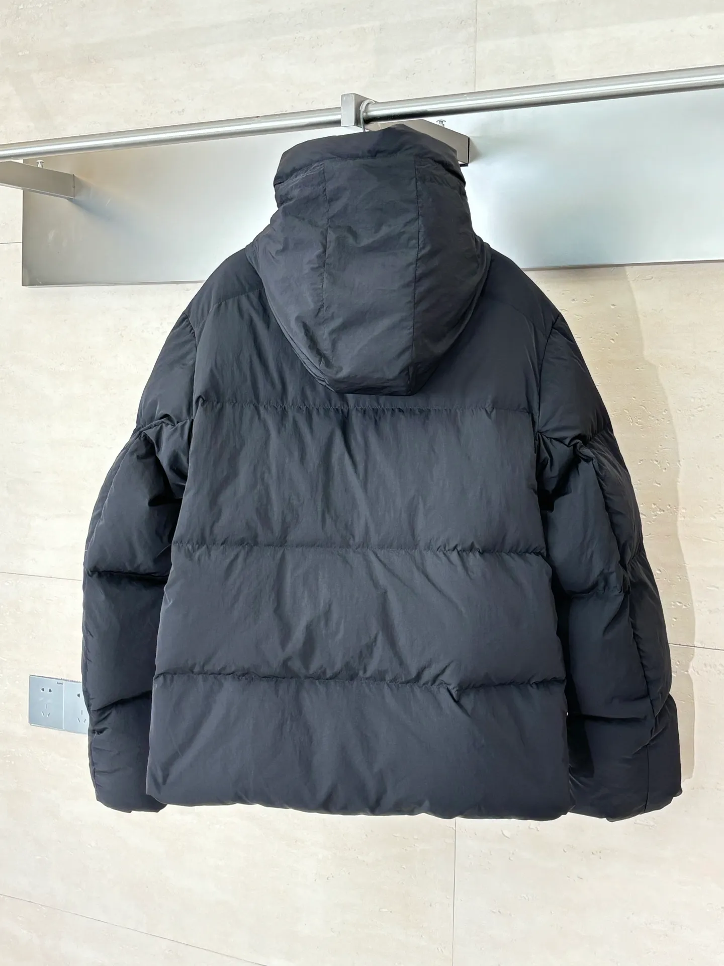 P1010 Canada Goos*/Big Goose Rubber Label Matte Down Jacket The fabric is made of high-quality protective nylon fabric, 90 national standard high-quality white duck down: selected high-fill power velvet, light and warm, with excellent temperature locking performance and good resilience. Three-dimensional quilting technology and precision thread reinforcement prevent lint from being drilled and ensure that the fluffy and resilient elasticity lasts like new.  Size：S/M/L/XL